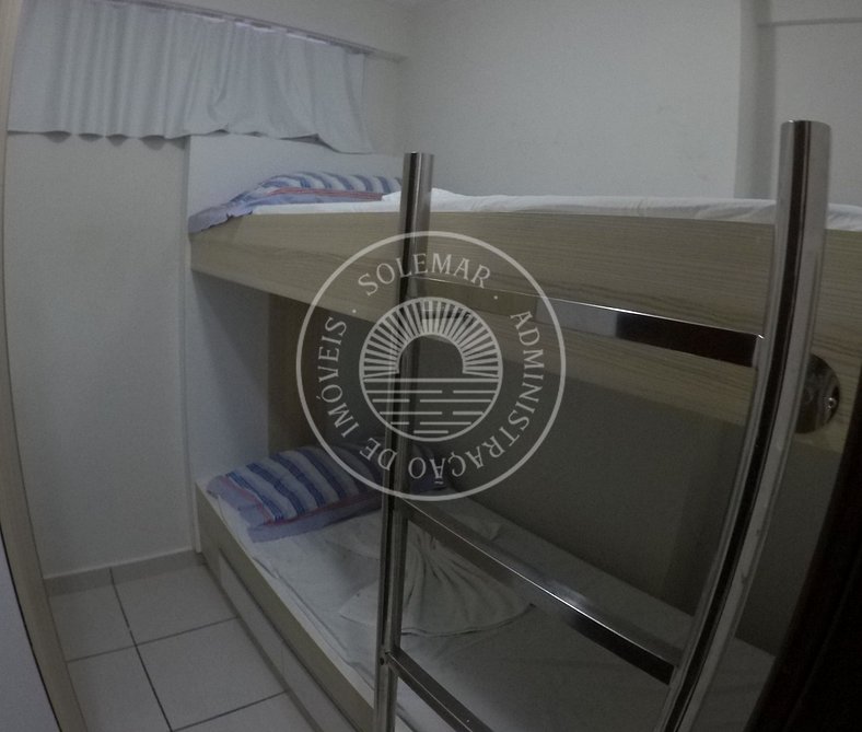 Apartamento com 1 suite e 1 quarto menor com camas beliche