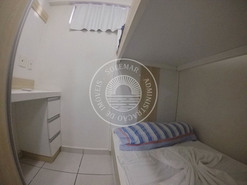 Apartamento com 1 suite e 1 quarto menor com camas beliche