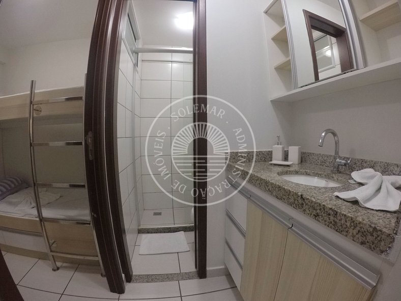 Apartamento com 1 suite e 1 quarto menor com camas beliche