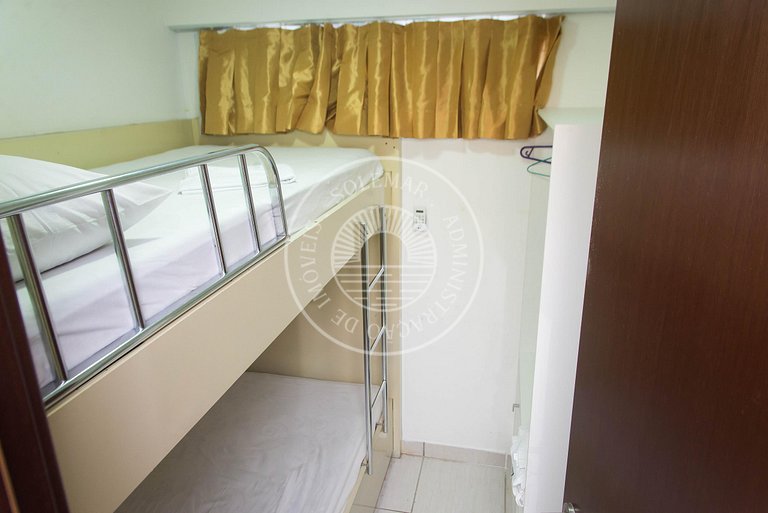 Apto com 1 suíte com cama casal e um quarto menor com camas