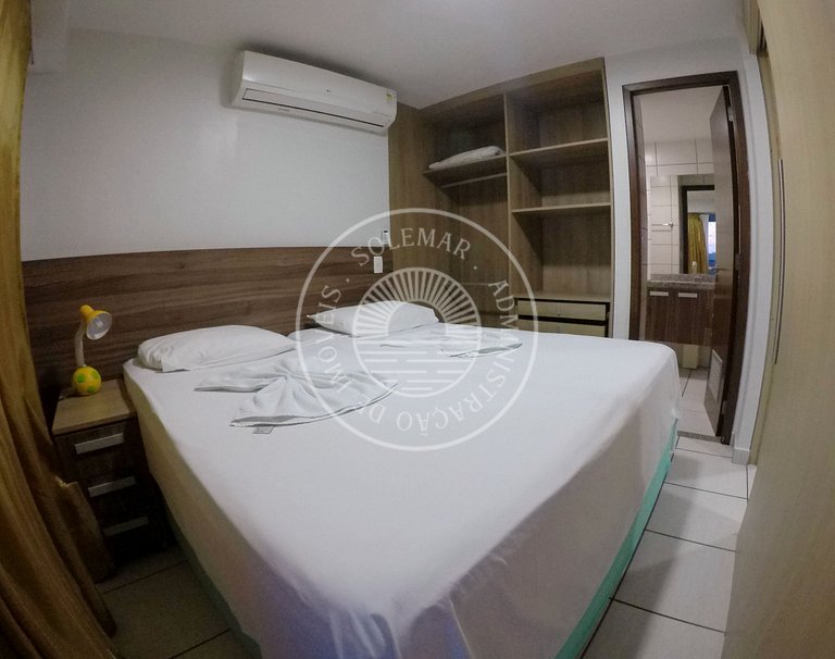 Apto com 1 suíte com cama casal e um quarto menor com camas