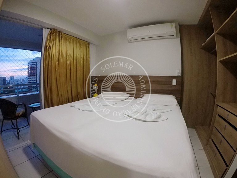 Apto com 1 suíte com cama casal e um quarto menor com camas