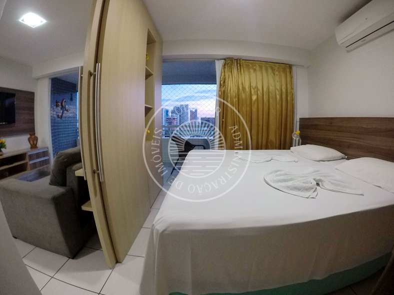 Apto com 1 suíte com cama casal e um quarto menor com camas