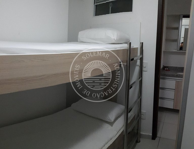 Apto com uma suite e um quarto menor com camas beliche.