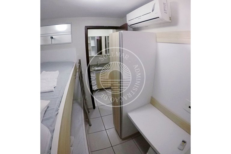 Apto com uma suite e um quarto menor com camas beliche.