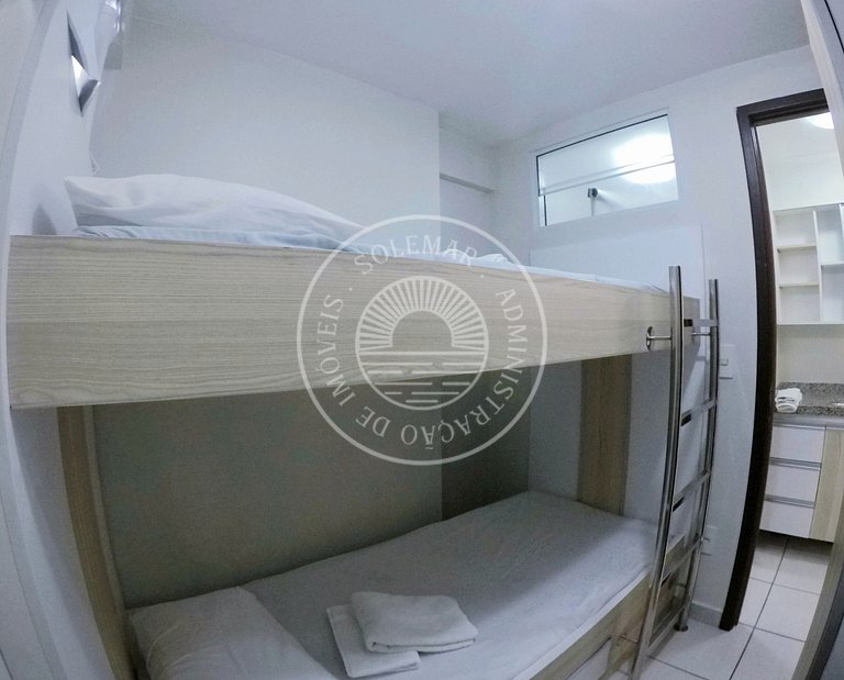 Apto com uma suite e um quarto menor com camas beliche.